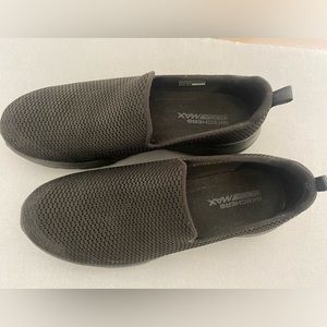 Lady’s Sketchers Slip-ons Like New Size 9.5